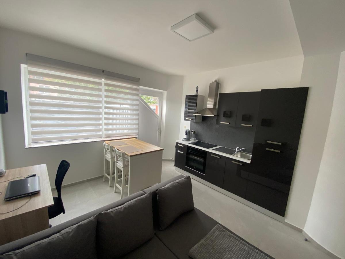 1-C Superbe Appartement Tres Calme Et Bien Decore Шарлеруа Екстер'єр фото