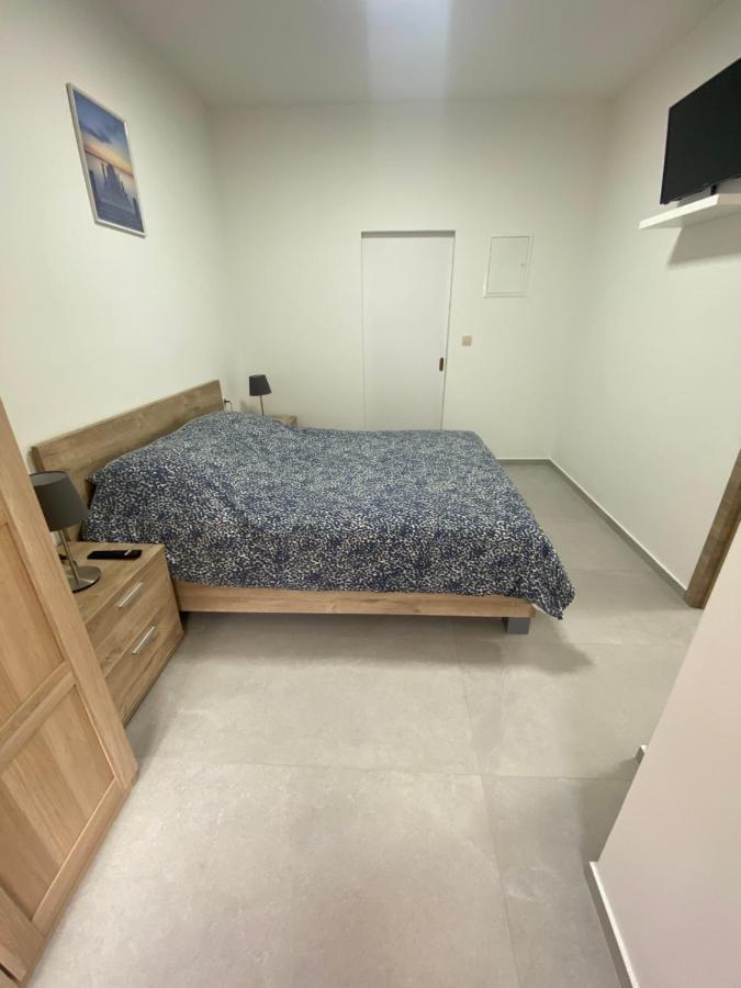 1-C Superbe Appartement Tres Calme Et Bien Decore Шарлеруа Екстер'єр фото
